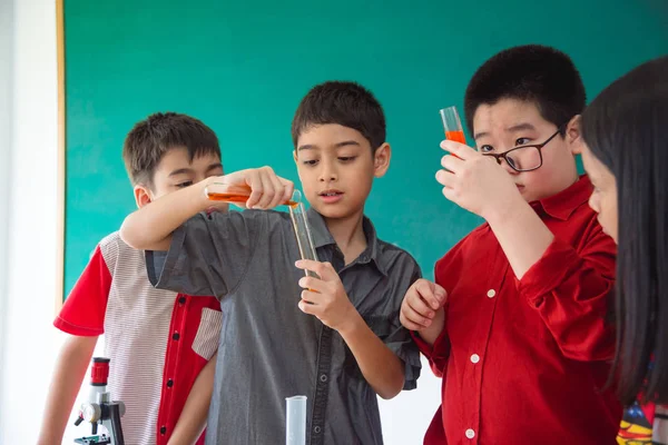 Giovane Asiatico Scuola Bambini Fare Chimica Esperimento Classe — Foto Stock
