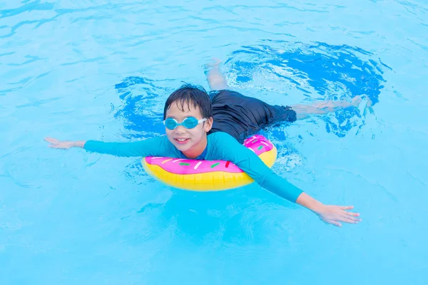 Unga Asiatiska Pojke Simning Med Ring Poolen — Stockfoto
