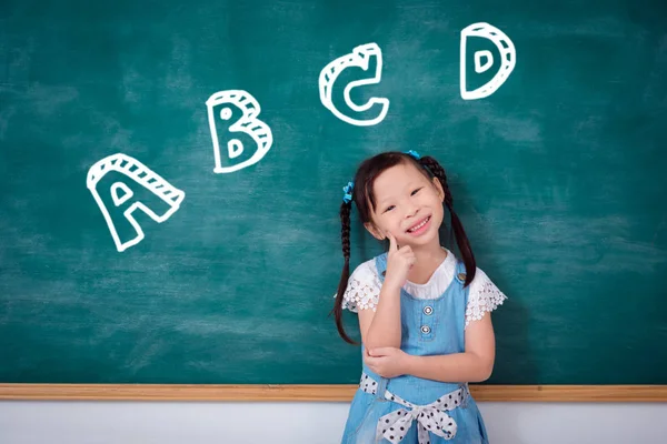 Klein Aziatisch Meisje Permanent Glimlacht Voorkant Schoolbord — Stockfoto