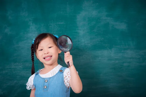 Pouco Asiático Menina Segurando Lupa Sorrisos Frente Quadro — Fotografia de Stock