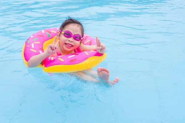 Gadis Asia Kecil Berenang Dengan Cincin Kolam Renang — Stok Foto