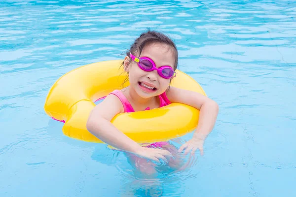 Gadis Asia Kecil Berenang Dengan Cincin Kolam Renang — Stok Foto