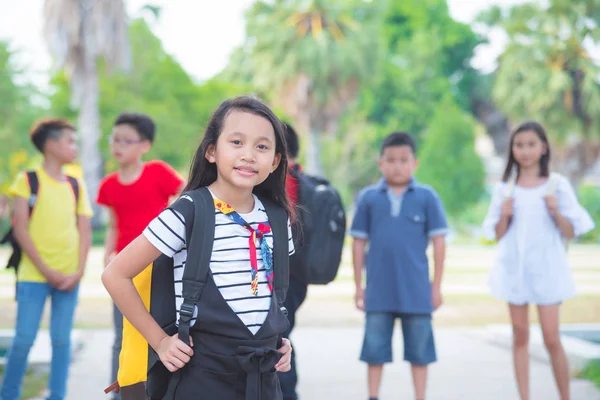 若いアジアの女の子公園に立って カメラに笑顔 — ストック写真