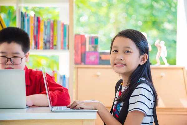 Asyalı Liseli Kız Okul Kütüphanesinde Dizüstü Bilgisayar Kullanan — Stok fotoğraf