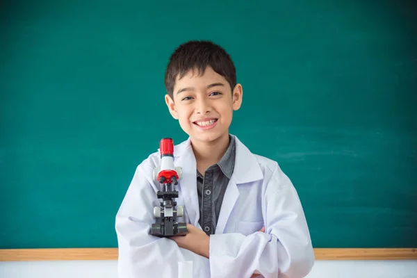 Chłopiec Azjatyckich Litlle Sobie Biały Płaszcz Gospodarstwa Mikroskopem Uśmiechający Się — Zdjęcie stockowe