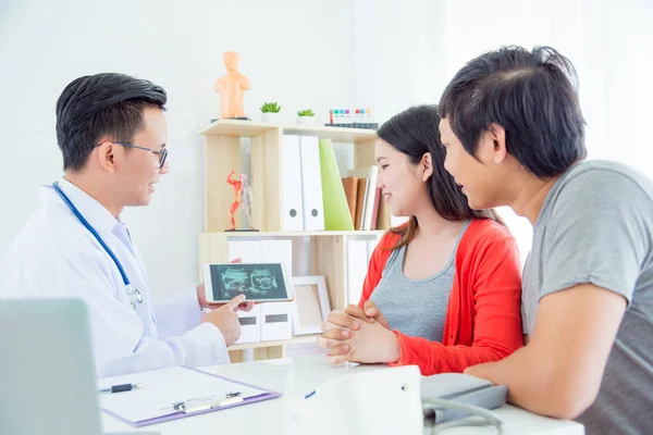 Asijské Doktor Vysvětlit Výsledek Ultrazvuku Asijský Pár Nemocnici — Stock fotografie