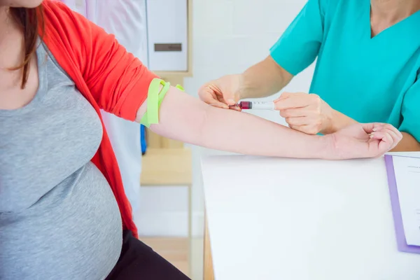 Médico Usando Jeringa Tomando Sangre Una Mujer Embarazada — Foto de Stock