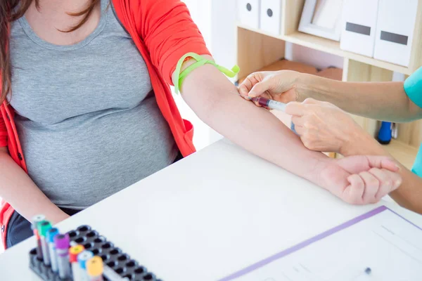 Médico Usando Jeringa Tomando Sangre Una Mujer Embarazada —  Fotos de Stock