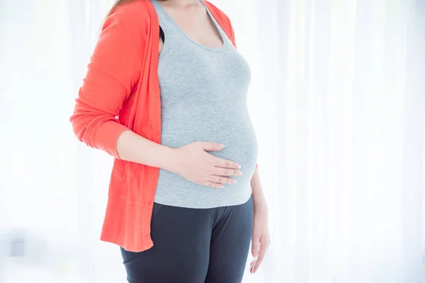 Mujer Embarazada Pie Frente Ventana Brillante Casa — Foto de Stock
