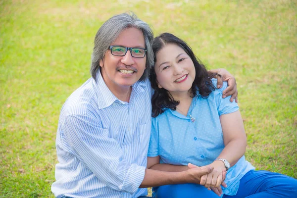 Senior Asiático Pareja Relajante Parque Juntos — Foto de Stock