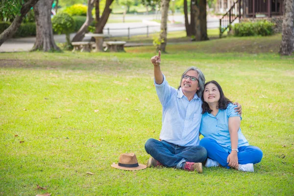 Senior Asiático Pareja Relajante Parque Juntos — Foto de Stock