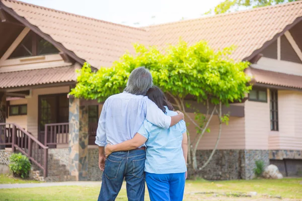 Aziatische Senior Paar Achter Kijken Naar Voorkant Van Huis — Stockfoto