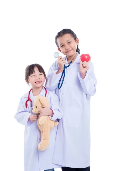 年轻的亚洲儿童假装是医生站在白色背景 — 图库照片