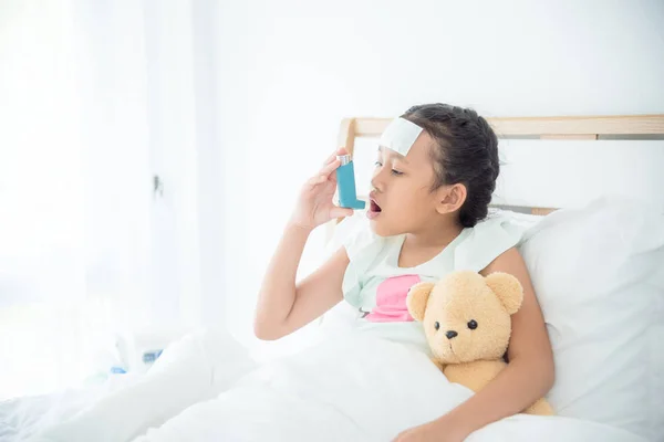 Gadis Asia Muda Duduk Tempat Tidur Dan Menggunakan Inhaler Bronkodilator — Stok Foto