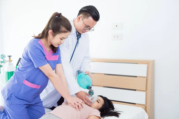 Junge Asiatische Ärzte Geben Einer Patientin Herzmassage Und Reanimation — Stockfoto