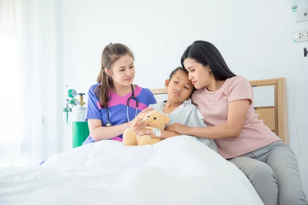 Junge Asiatische Ärztinnen Besuchen Kinderpatientin Auf Station — Stockfoto