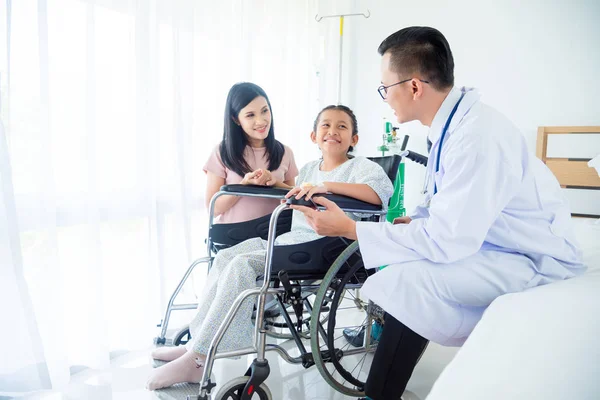 アジア人の少女患者と医師ながら笑顔の母を訪ねてくる — ストック写真