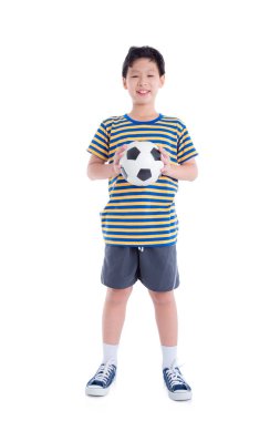 Genç Asyalı çocuk topu ve gülümsüyor beyaz arka plan üzerinde tutan