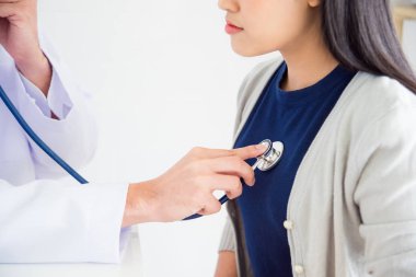 Kontrol hastanın kalbi steteskop Hastanesi tarafından doktor