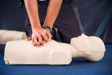 Ellerini bir adamın ilkyardım sınıfında manken üzerinde Cpr pratiği