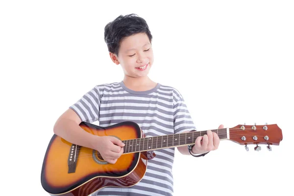 Aziatische Jongen Speelt Gitaar Glimlacht Witte Achtergrond — Stockfoto