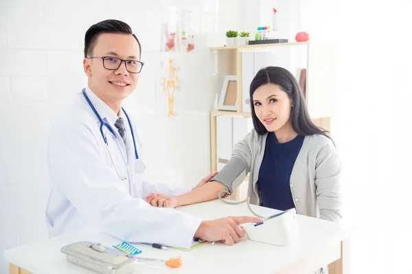 Joven Asiático Masculino Médico Chequeo Mujer Paciente Presión Arterial Clínica —  Fotos de Stock