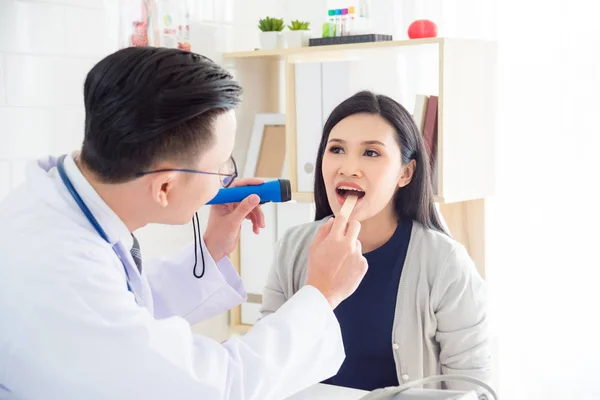 Hermosa Asiático Mujer Abrir Boca Para Médico Haciendo Oral Examen —  Fotos de Stock