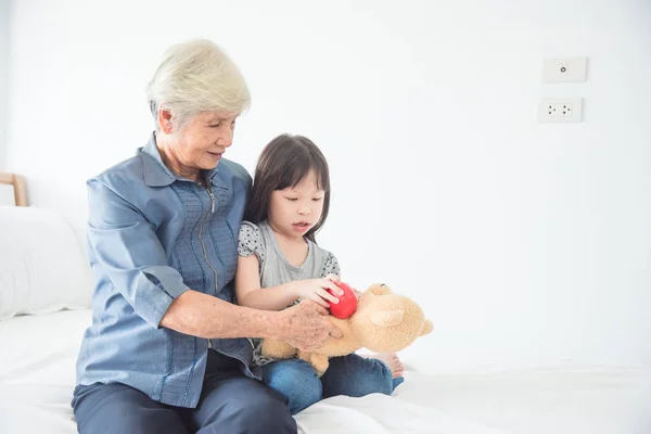 Senior Asiático Mujer Jugando Juguete Con Nieta Casa —  Fotos de Stock