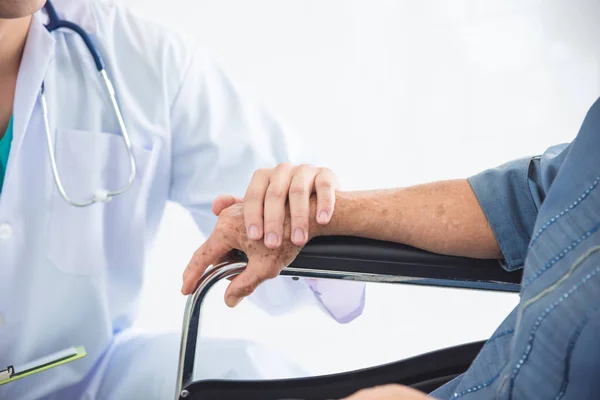 Dokter Aanraken Van Senior Patiënten Hand Ziekenhuis — Stockfoto