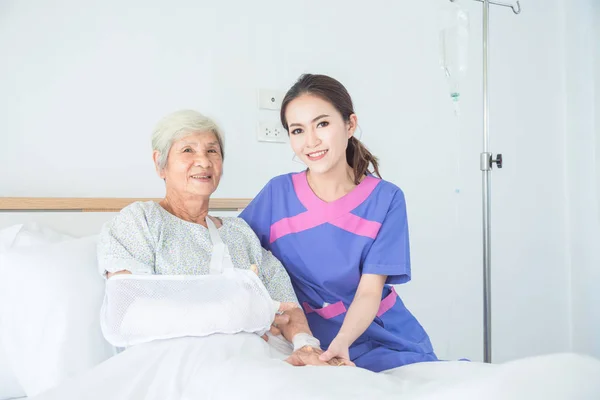 Senior Asiática Mujer Paciente Sonriendo Con Enfermera Que Vienen Visitarla —  Fotos de Stock