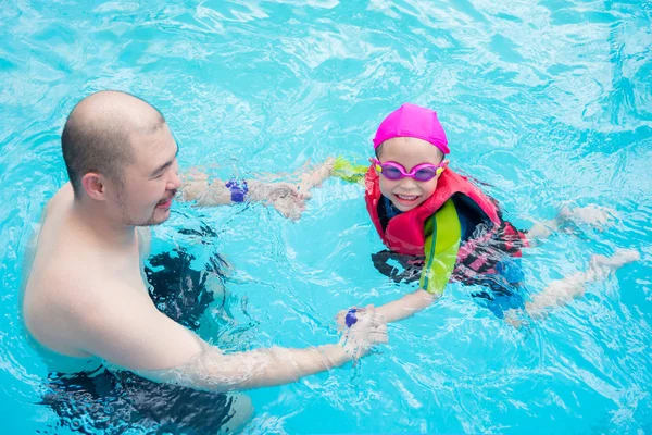 Gadis Asia Kecil Yang Bahagia Belajar Berenang Dengan Ayahnya Kolam — Stok Foto