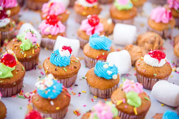 Vele Smakelijke Kleurrijke Cupcakes Witte Achtergrond — Stockfoto
