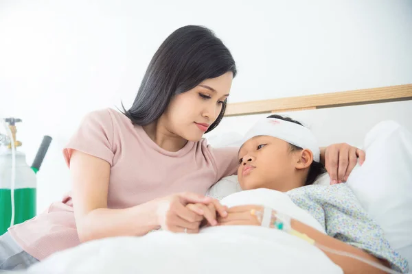 Asiatische Mutter Kümmern Ihre Tochter Krankenhaus — Stockfoto