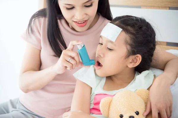 Asian Mother Teaching Her Daughter Use Broncodilator Inhaler Relieve Asthma — Stock Photo, Image