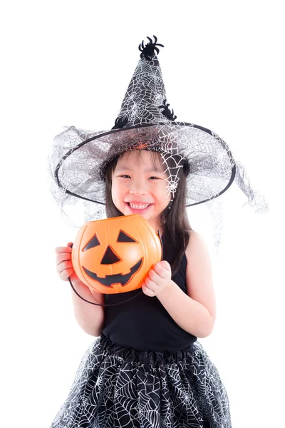 Kleine Asiatische Mädchen Tragen Hexenkostüm Für Halloween Hält Kürbis Eimer — Stockfoto