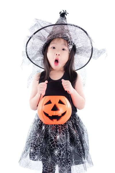 Piccola Ragazza Asiatica Che Indossa Costume Strega Halloween Tenendo Secchio — Foto Stock