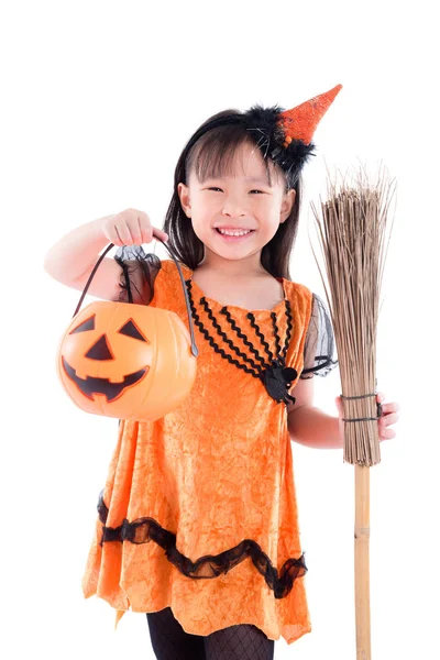 Menina Vestindo Bruxa Traje Halloween Com Vassoura Sobre Fundo Branco — Fotografia de Stock