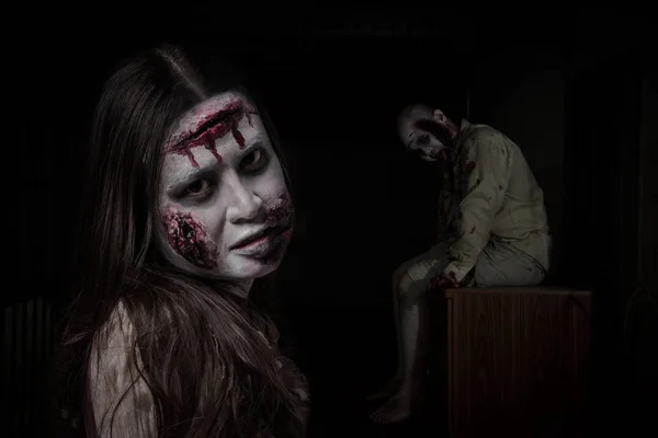 Dos Zombies Aterradores Cuarto Oscuro Gente Compensa Halloween — Foto de Stock