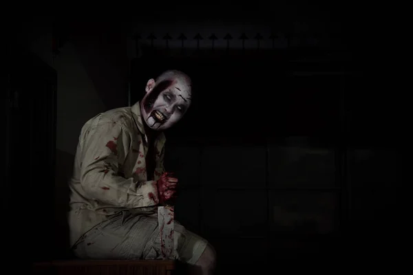 Hombre Zombie Sentado Sonríe Habitación Oscura — Foto de Stock