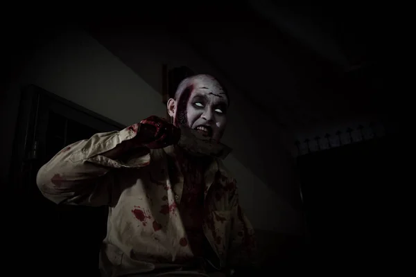 Mannelijke Zombie Holding Likken Bloed Aan Mes Donkere Kamer — Stockfoto