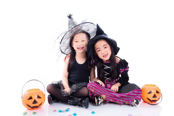 Aziatische Kinderen Dragen Halloween Kostuum Zittend Vloer Witte Achtergrond — Stockfoto