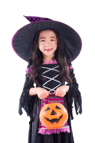 Pequeña Chica Asiática Bruja Con Celebración Cubo Calabaza Sonrisas Sobre — Foto de Stock