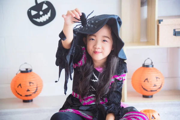 Aziatische Meisje Heks Kostuum Zit Kamer Ingericht Voor Halloween Dag — Stockfoto