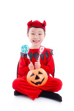 İçinde şeytan halloween kılık beyaz arka plan üzerinde oturan küçük Asyalı kız