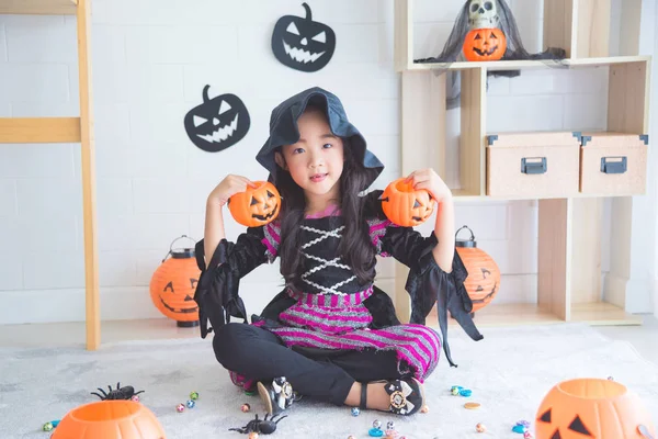Dziewczynka Azjatyckich Kostium Czarownicy Siedzi Pokoju Urządzone Halloween Dzień — Zdjęcie stockowe