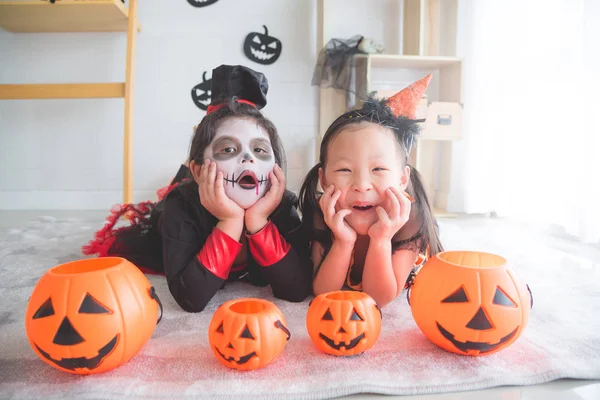 Malé Asijské Dívky Lhaní Úsměv Místnosti Zařízené Pro Halloween Den — Stock fotografie