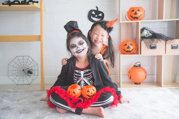 Kis Ázsiai Lányok Mosoly Szoba Díszített Halloween Napja — Stock Fotó