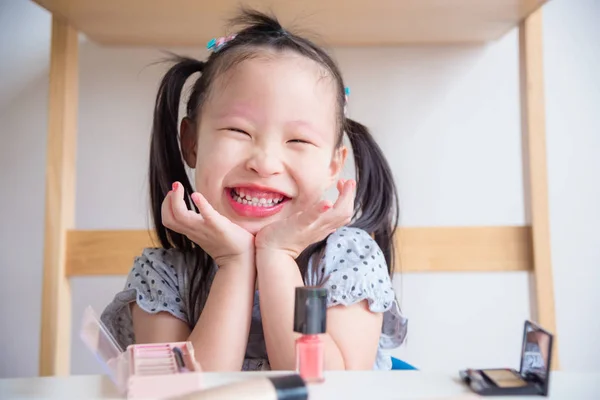 Mutlu Yüz Makyaj Sonra Tek Başına Gülümseyen Küçük Asyalı Kız — Stok fotoğraf