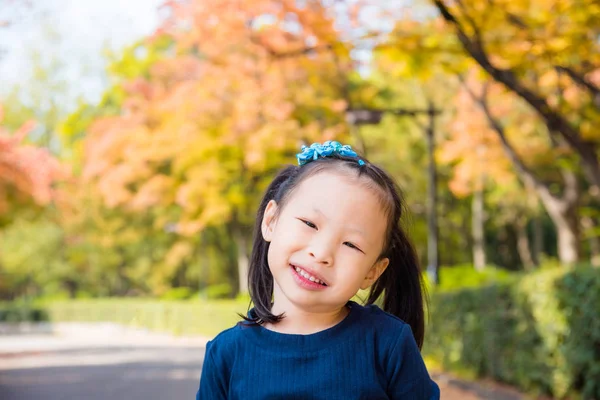 Piccola Ragazza Asiatica Sorridente Autunno Parco — Foto Stock