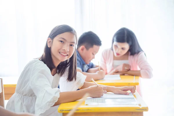 Feliz Ásia Elementar Escola Estudante Estudando Sala Aula Sorrindo Para — Fotografia de Stock